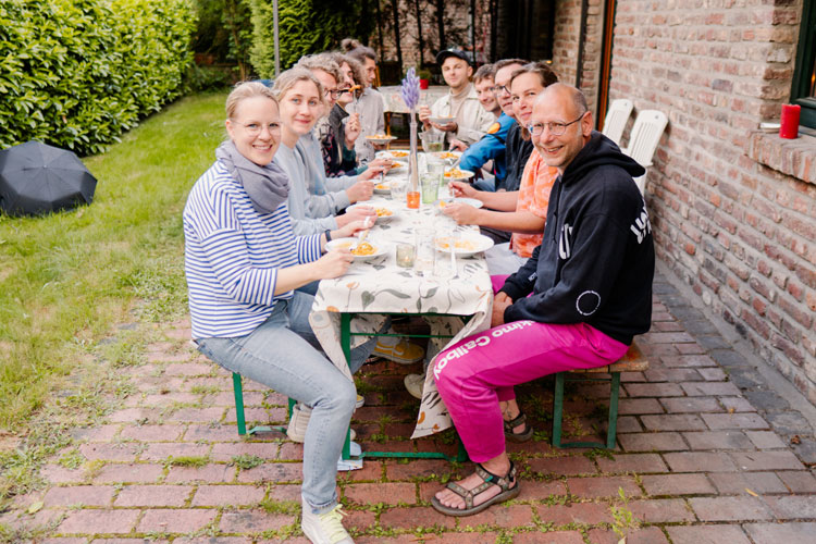 All-inclusive-week The participants of the Longboard Camp are sitting together at dinner table
