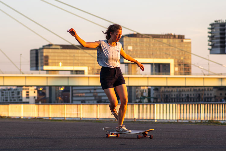 DSC00710 Deborah Keser auf dem Longboard vor den Kranhäusern in Köln