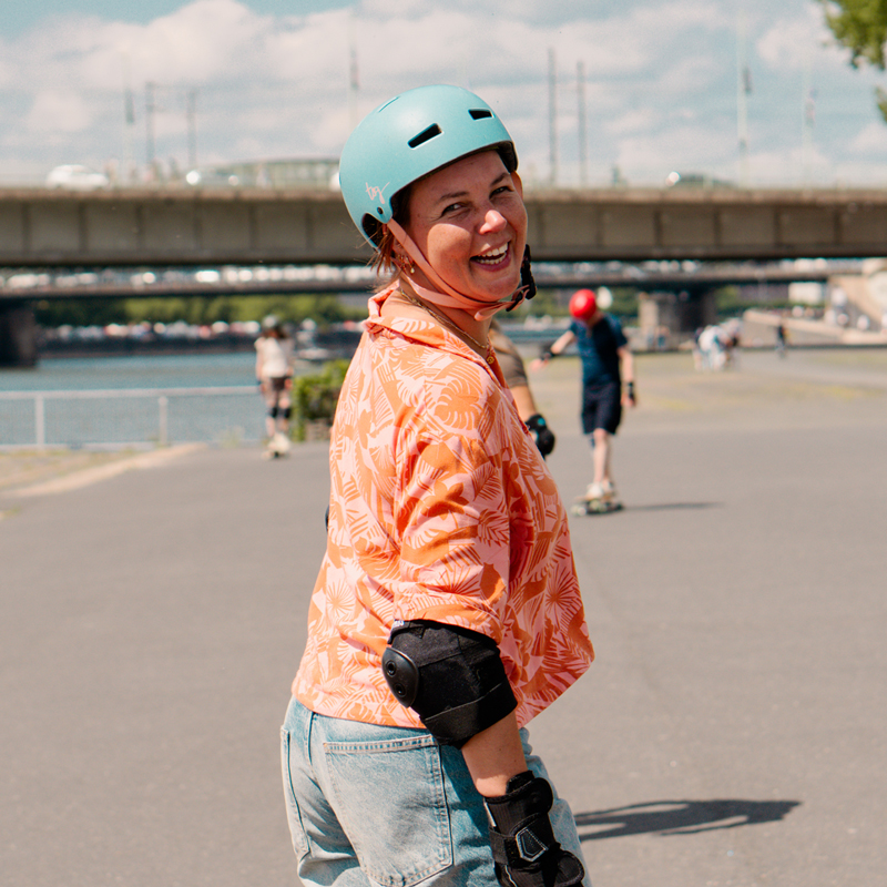 Longboarderin an der Deutzer Werft bei Grow Your Flow in Köln