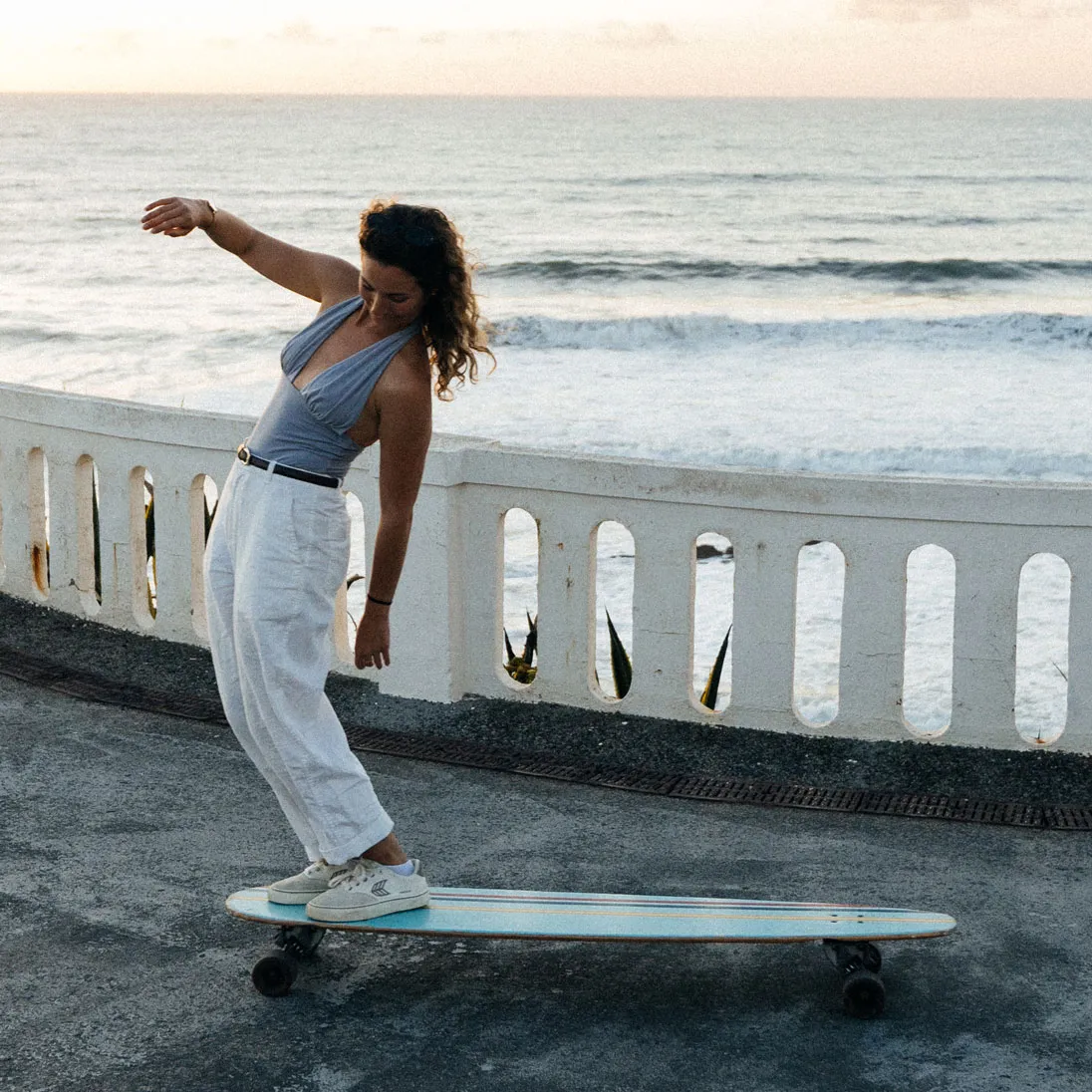 The participants of the Longboard Camp are sitting together at dinner table