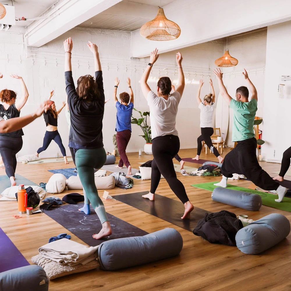 Eine Gruppe beim Yoga in der Surf and Yoga Kitchen