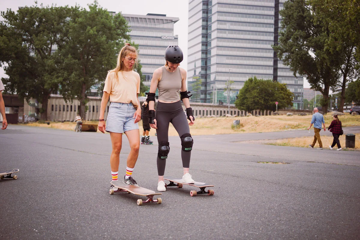 Deborah Keser (rechts) mit einer Schülerin (links) beim After Work Longboard Dancing Kurs in Köln